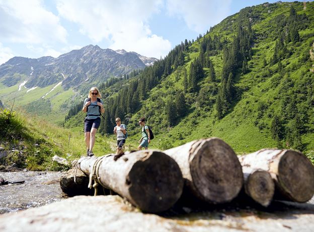 Mit dem Alpbus zur Alpe Nenzigast - Hinfahrt 10:00 Uhr